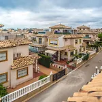 Beautiful 3-Bed House With Communal Pool