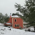 Casita Roja. Alojate En La Sierra De Mariola.