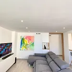 Central Modern Apartment 3 Bed 2 Bath