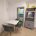 Cosy Flat With Pool Access