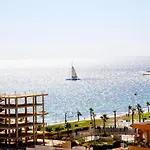 In Front Of The Sea With Ac And Pool