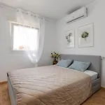 A Bright And Cozy Apartment Right Next To The Sea
