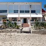 Beachfront Bliss: Apartamento A Pie De Playa