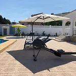 Villa Con Piscina, Soleada, Tranquila Y Centrica