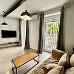 New! Cosy Two Bedroom Apartment By The Beach
