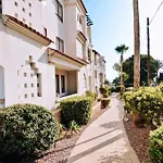 Soleado Apartamento Con Piscina Y Terraza Privada.