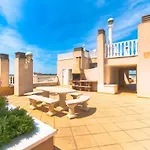 2-Bed Apartment With Rooftop Pool