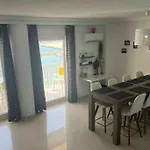 Ruim Appartement Aan Het Strand Met 4 Slaapkamers