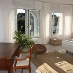 Beautiful Villa With Pool, Barbecue, And Garden