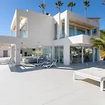 Designvilla With Breathtaking View For 14 Guests