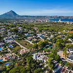 Villa Blanca Situated In A Luxurious Spa Resort