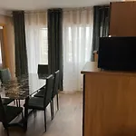 Villa Nadiya App Pool, Parking