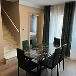 Villa Nadiya App Pool, Parking