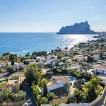 Huswell - Relax In Luxury At This Stunning Seaside Villa