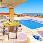 Villa Pomera Dos By Villa Plus