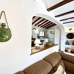 Villa De Estilo Espanol Con Jardin Y Piscina