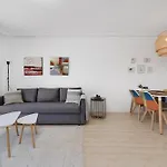 Cb Living - Pool View Apartment In Aguamarina