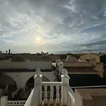 Casa Con Gran Superficie, Perfecto Para Familias.