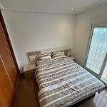 Casa Con Gran Superficie, Perfecto Para Familias.