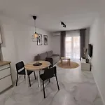 Casa Black & White