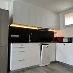Club Zone Apartment