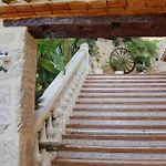 Casa Tradicional Con Bonitas Vistas Y Amplio Jardin