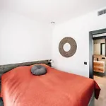 Luxurious Apartment With Garden And Pool