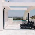 Beautiful Luxurious Apartment With Rooftop Pool