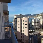 Apartement Humilde, Theka Services