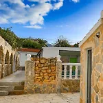 Cosy 1 Bed Pool House