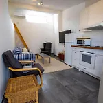 Cosy 1 Bed Pool House