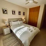 Modern 2 Bedroom Apartment 5Mins From Golf Course