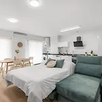 Serene Urban Retreat With Ac And Wifi