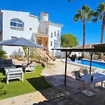 Ontdek Deze Luxe Villa Aan De Spaanse Kust Met Een Privezwembad Weelderige Tuinen En Een Prachtig Uitzicht Op Zee Geniet Van Comfort En Elegantie In Een Rustige Zonnige Omgeving De Ideale Plek Voor Ontspanning En Luxe