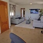 Ontdek Deze Luxe Villa Aan De Spaanse Kust Met Een Privezwembad Weelderige Tuinen En Een Prachtig Uitzicht Op Zee Geniet Van Comfort En Elegantie In Een Rustige Zonnige Omgeving De Ideale Plek Voor Ontspanning En Luxe