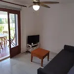 Estudio Para Parejas Con Piscina En Urbanizacion Tranquila