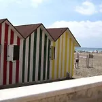Detached Villa With Pool, Short Walk To The Beach