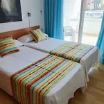Comfortable 2-Bedroom Apartment With Balcony & Pool View - Gemelos 22