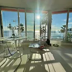 Beachfront 2-Bedroom, Sleeps 6, Pool, Restaurants