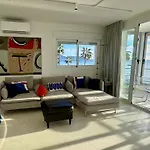 Beachfront 2-Bedroom, Sleeps 6, Pool, Restaurants