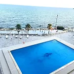 Frontline Apartment Sea Views - Pool - Center