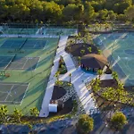 Preciosa Villa Con La Piscina En Las Colinas