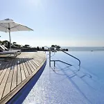 Preciosa Villa Con La Piscina En Las Colinas