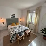 Beautiful Villa With Pool, Barbecue, And Garden