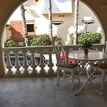 2-Bedroom Apartment In 1 Minute Walk To The Beach